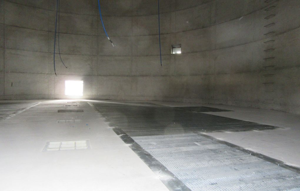 Aeration flooring inside silo